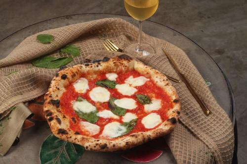 Harmonização entre pizza Margherita e vinho branco da Leggera Pizza Napolitana